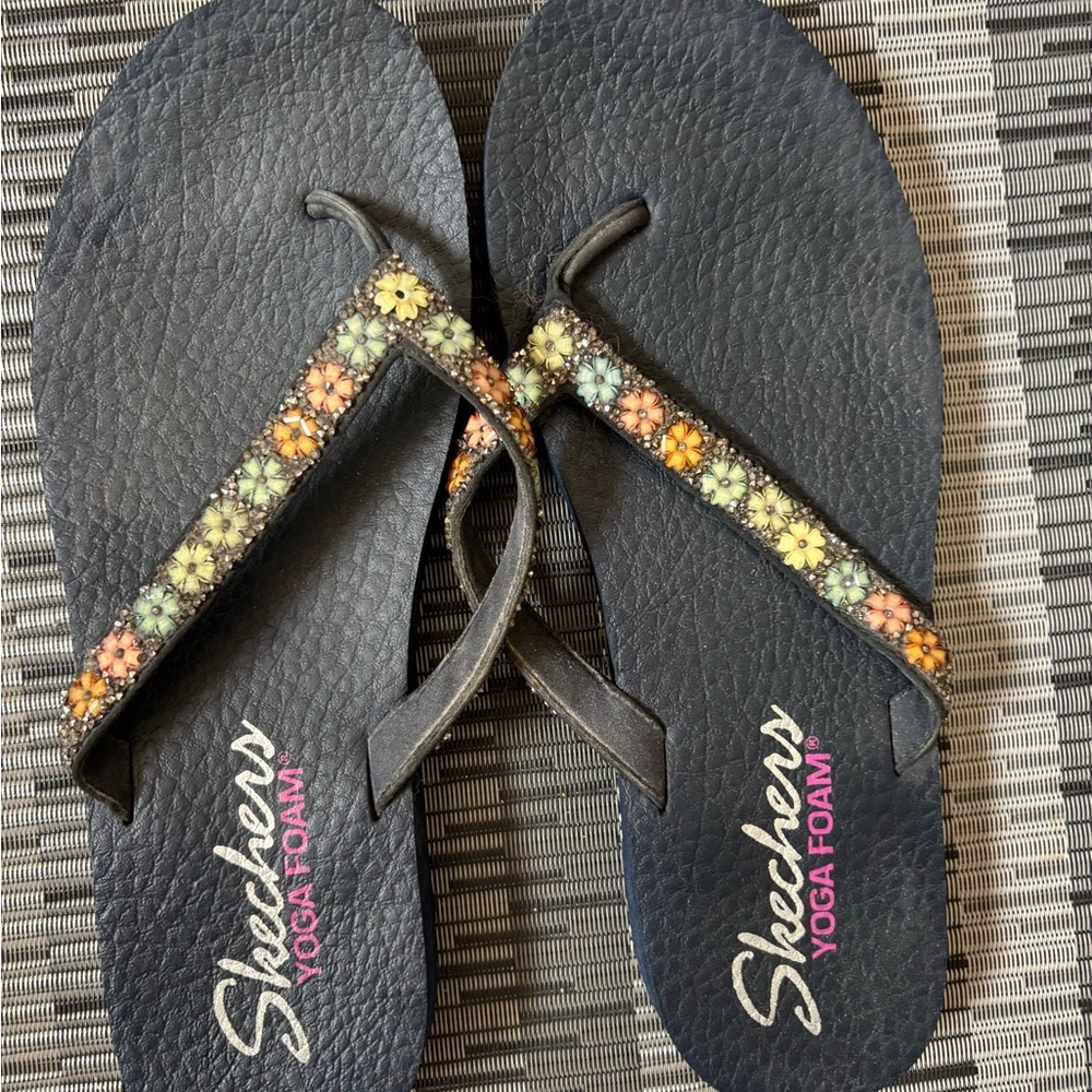 Skechers Women's Navy Flip Flops with Cushioned Foam and Floral Accents Size 10.